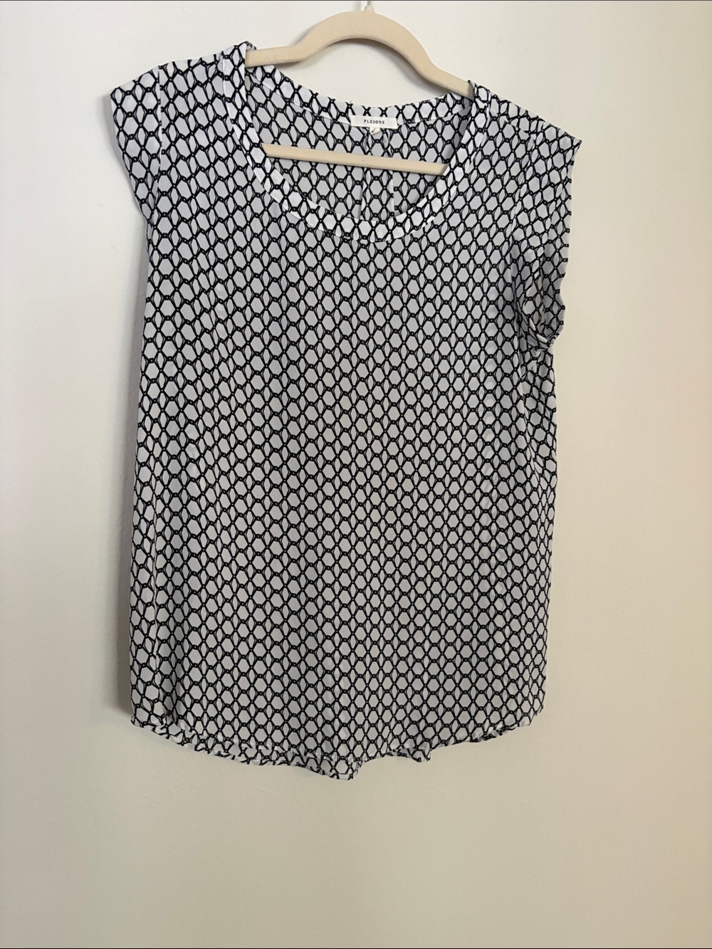 Pleione Black & White Geometric Cap-Sleeve Top
